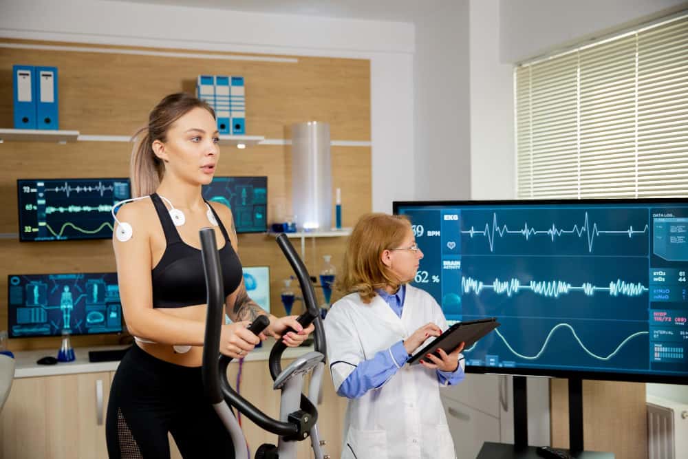 Femme testant le stepper avec des électrodes dessus