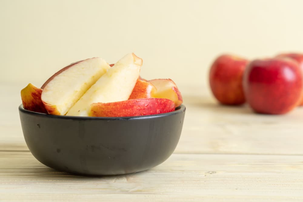 Bol en tranches de pommes rouges