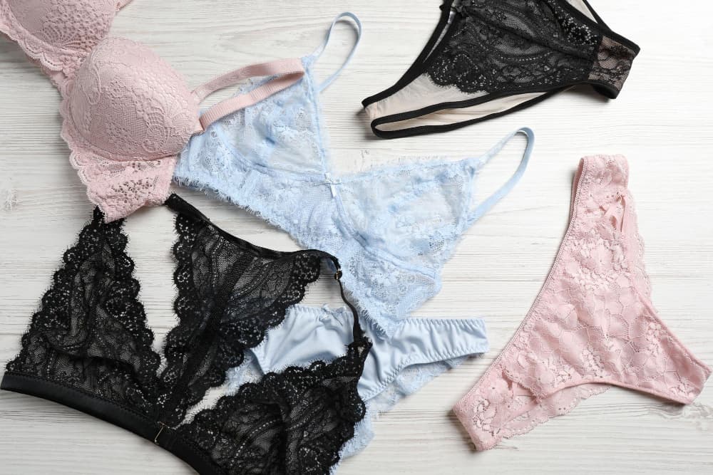 Différents ensembles de lingerie en dentelle