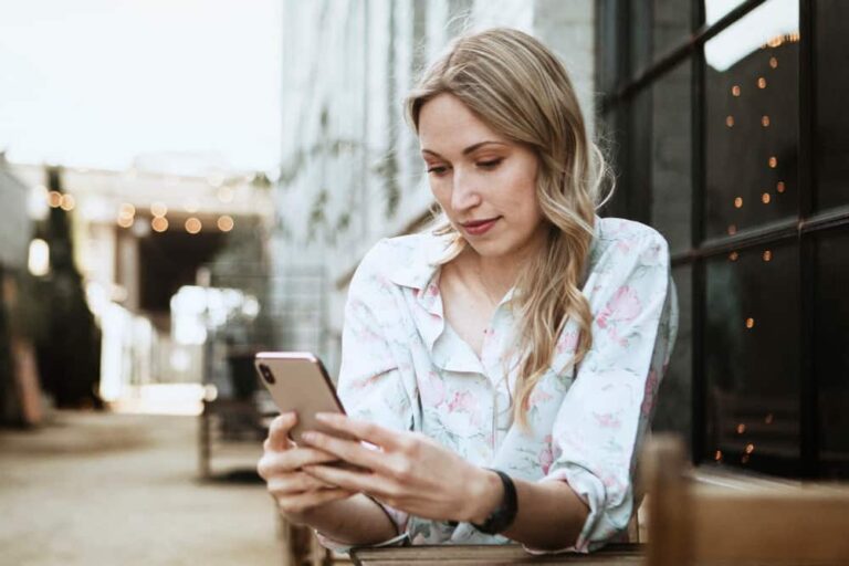 Femme utilisant son téléphone dans un café