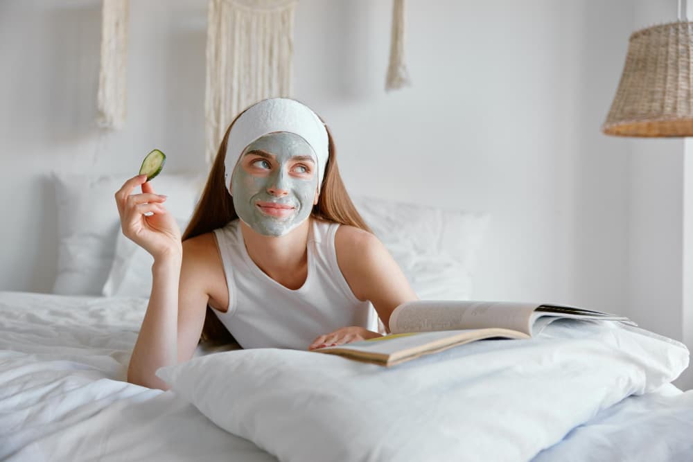 Jeune femme souriante avec masque visage