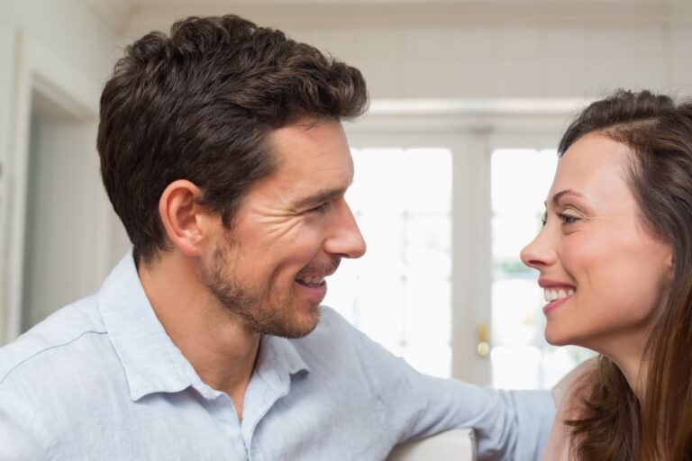 Aimer le jeune couple se regardant