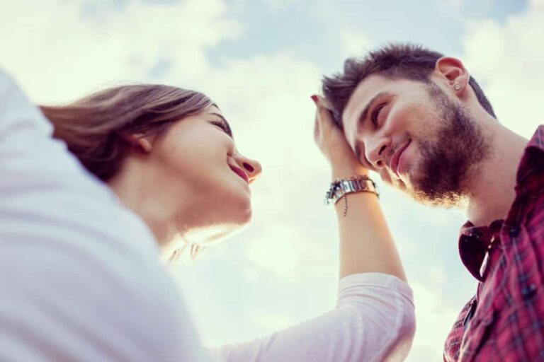 Beau couple romantique dans la nature