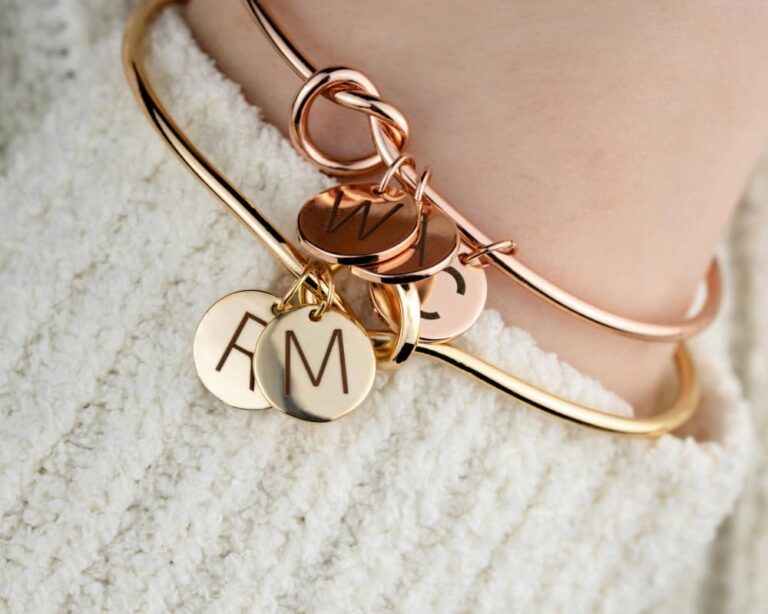 Bracelet bijoux sur fond blanc