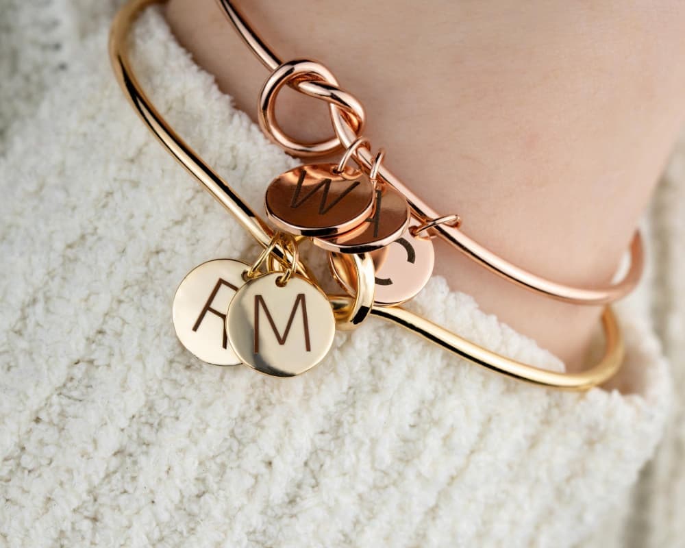 Bracelet bijoux sur fond blanc