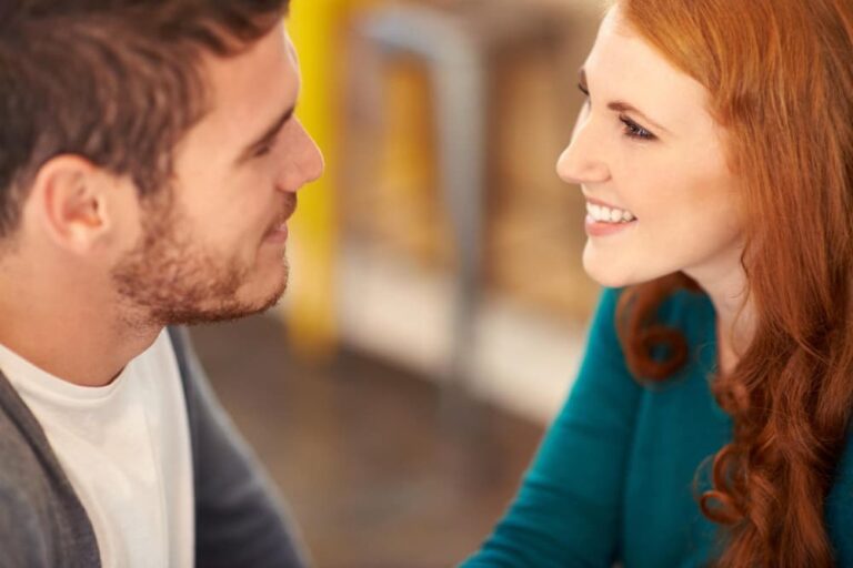 Couple sourire et romance avec contact