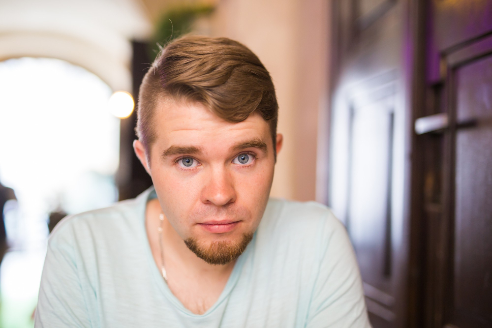 Portrait de jeune bel homme sans sourire