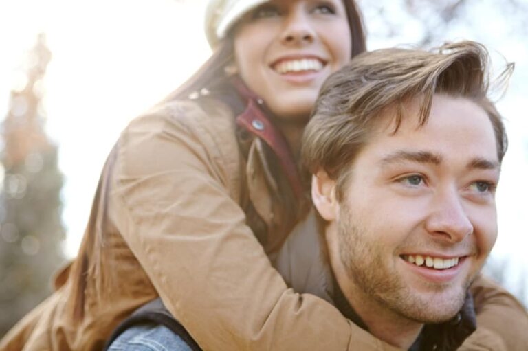 Relation couple et sourire dans la forêt
