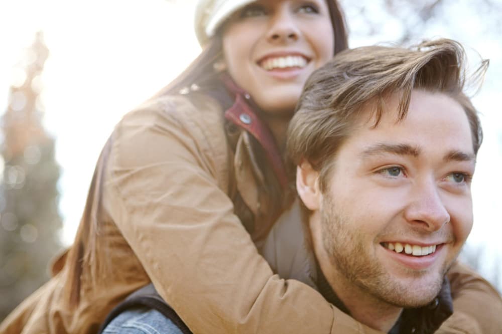 Relation couple et sourire dans la forêt