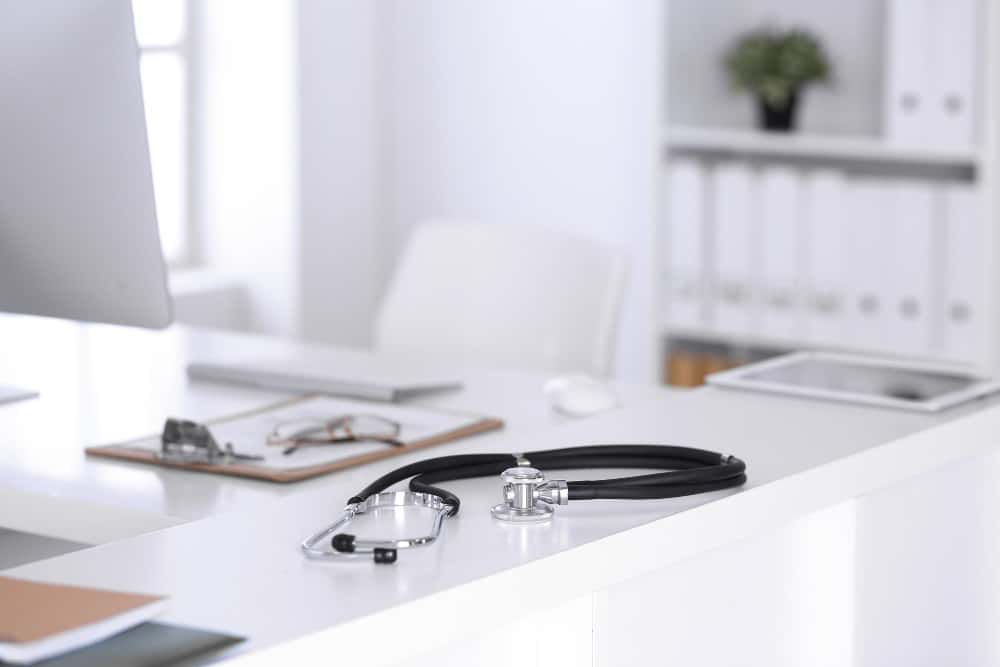 Formulaire médical de prescription allongé sur une table