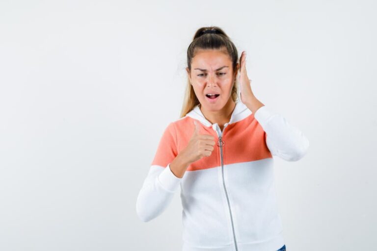 Femme avec oreille gauche qui siffle