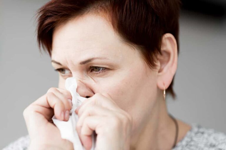 Femme qui débouche son nez